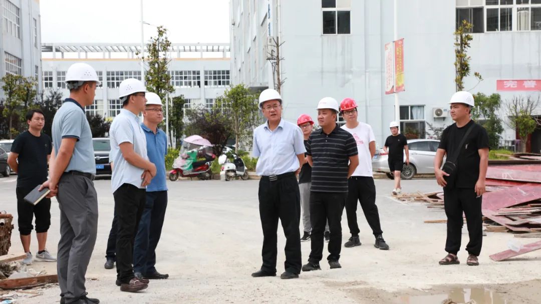 长顺县委书记贺聚轮深入一线督导项目建设和安全生产工作，扎实开展“入企大走访”活动
